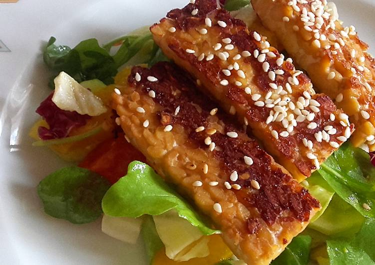 Tempeh a la plancha con ensalada mixta y naranjas