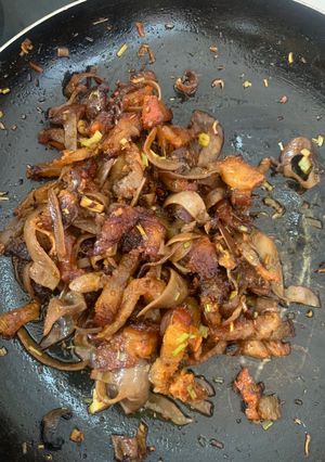 Hình của món Vú heo xào cari nấm mèo.