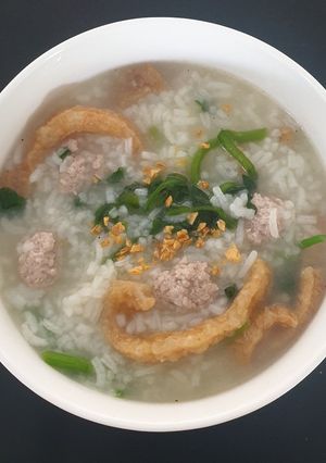 A picture of Congee with pork mince and watercress.