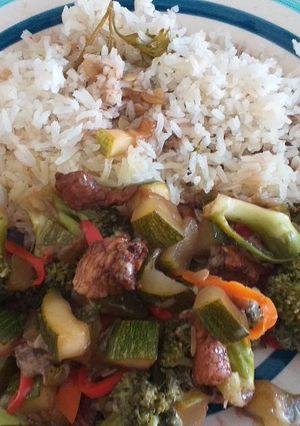 Una foto de Mi favorito Arroz con salteados de verduras y pollo