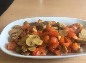 Una foto de Champis rehogados con tomate