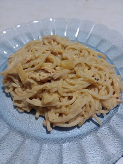 Una foto de Fideos con salsa Alfredo sencilla