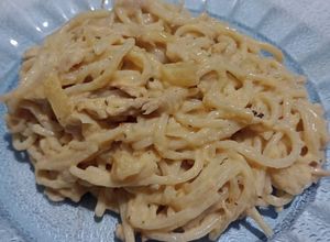 Una foto de Fideos con salsa Alfredo sencilla