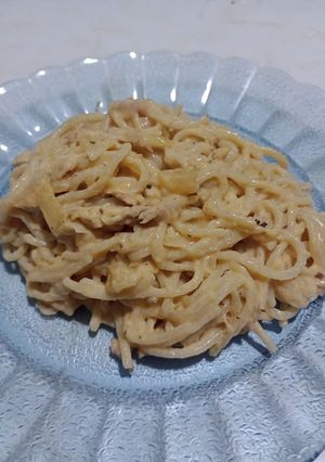 Una foto de Fideos con salsa Alfredo sencilla