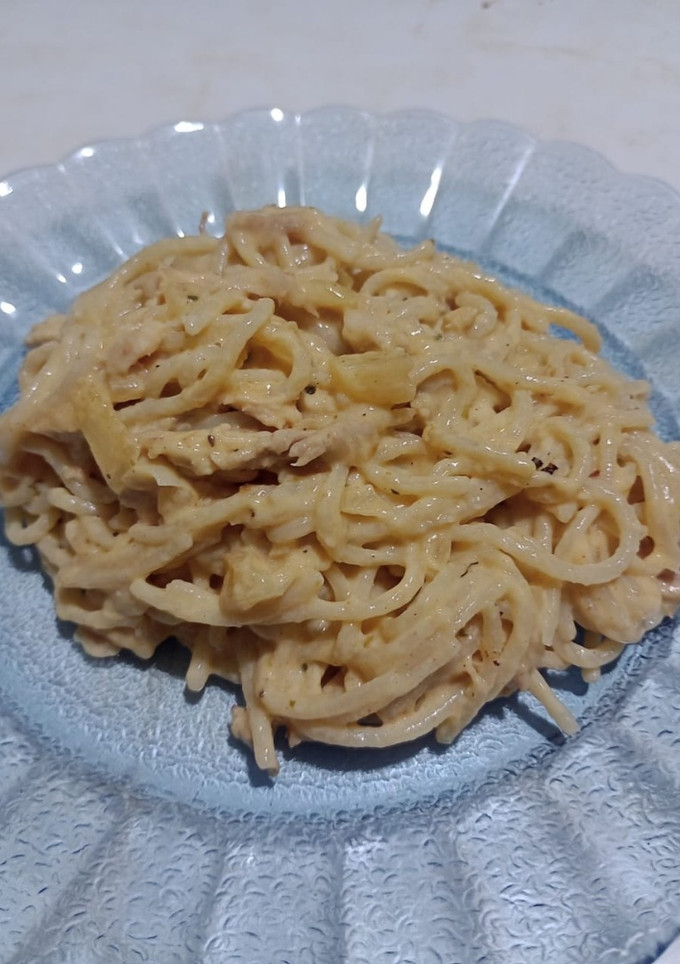 Una foto de Fideos con salsa Alfredo sencilla