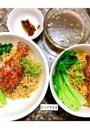 Hình của món Mỳ trộn + Gà chiên mắm.