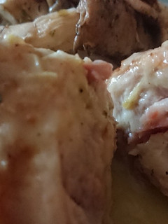 Una foto de Muslos de pollo rellenos de queso y bacon