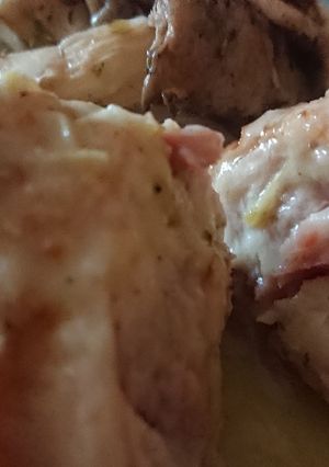 Una foto de Muslos de pollo rellenos de queso y bacon