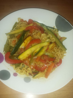 Una foto de Noodles con verduras salteadas