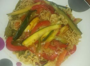 Una foto de Noodles con verduras salteadas