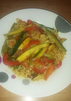 Una foto de Noodles con verduras salteadas