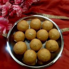 A picture of Suji & besan ke ladoo.