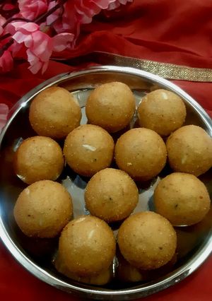 A picture of Suji & besan ke ladoo.