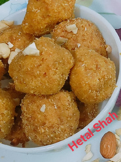 बेसन के लड्डू (besan ke ladoo recipe in Hindi) रेसिपी मुख्य फोटो
