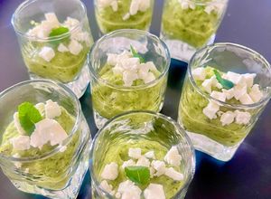 Une photo de Verrines de purée de courgettes à la menthe et feta