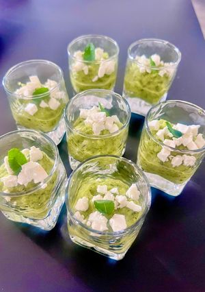 Une photo de Verrines de purée de courgettes à la menthe et feta