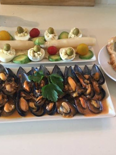 Una foto de Mejillones a la sidra y huevos rellenos
