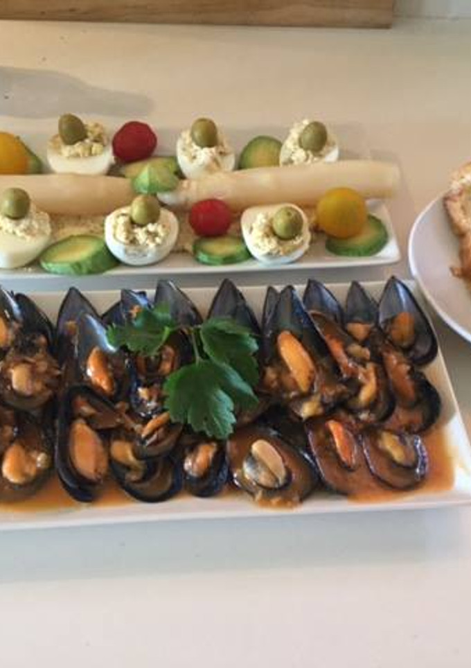 Una foto de Mejillones a la sidra y huevos rellenos