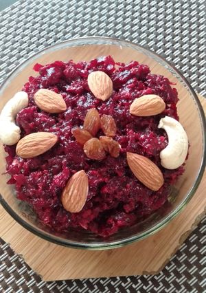 બીટ નો હલવો (Beetroot Halwa Recipe in Gujarati) રેસીપી મુખ્ય ફોટો