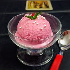 A picture of Strawberry Ice cream.