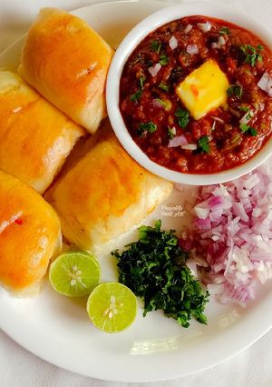 पाव भाजी (pav bhaji recipe in marathi) रेसिपी चे मुख्य फोटो 