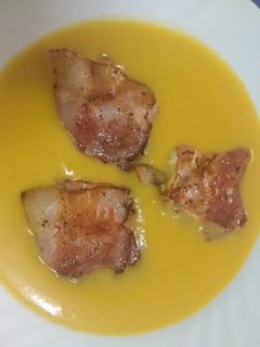 Una foto de Crema de calabaza y zanahoria con bombón de queso