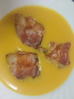 Una foto de Crema de calabaza y zanahoria con bombón de queso
