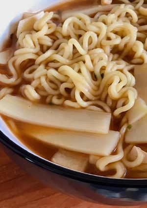 Hình của món Mì Ăn Liền Vị Kim Chi Nấu Măng Chua.