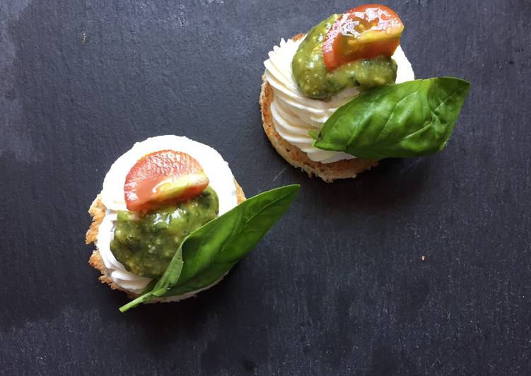 Tartine di pancarrè tostato con mousse di formaggio, pesto fresco e pomodorini