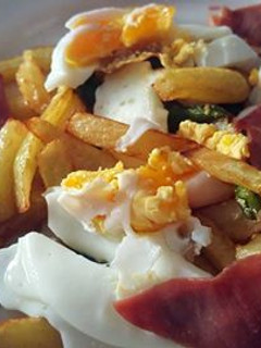 Una foto de Huevos estrellados con jamón crujiente