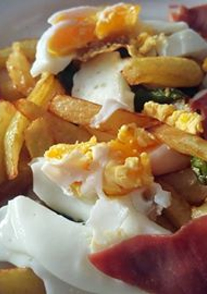 Una foto de Huevos estrellados con jamón crujiente