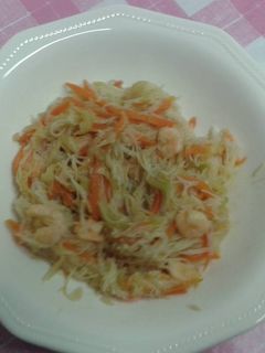 Una foto de Fideos de arroz con verdura y colitas de gamba