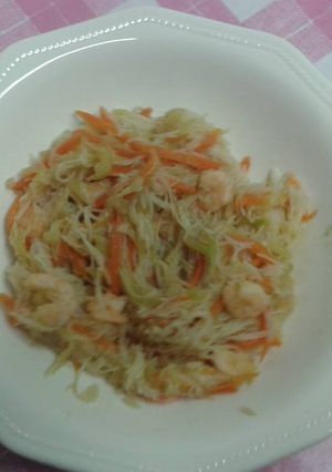 Foto principal de Fideos de arroz con verdura y colitas de gamba