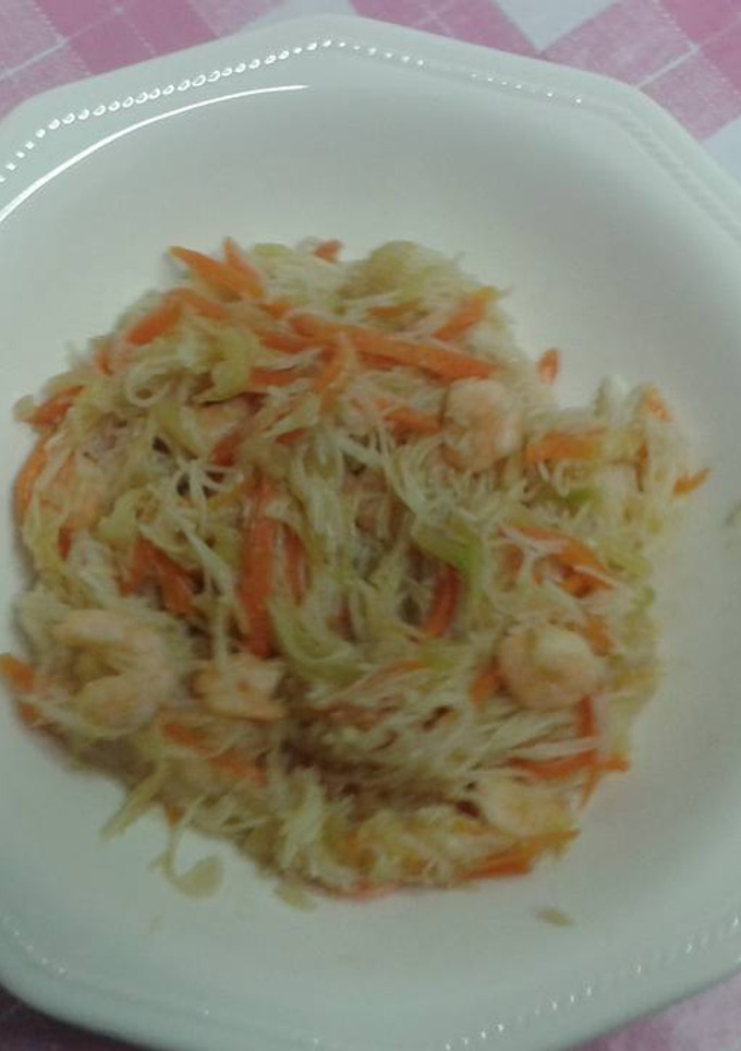 Una foto de Fideos de arroz con verdura y colitas de gamba