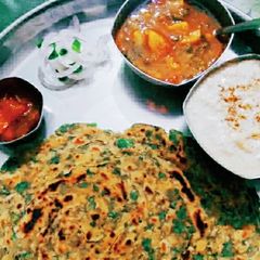 A picture of Palak ke parathe.