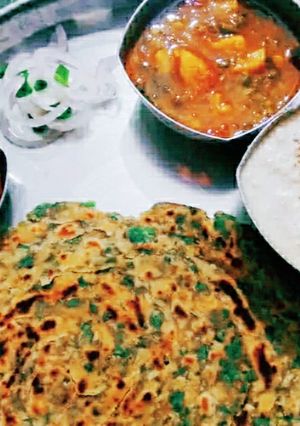 A picture of Palak ke parathe.