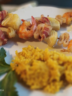Una foto de Brochetas Mar y Tierra al Curry