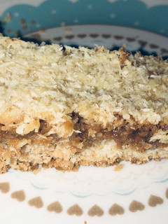 Una foto de Tarta de coco y dulce de leche (adaptable a sin TACC)