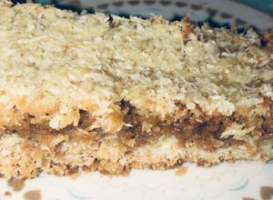Una foto de Tarta de coco y dulce de leche (adaptable a sin TACC)