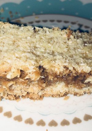 Una foto de Tarta de coco y dulce de leche (adaptable a sin TACC)