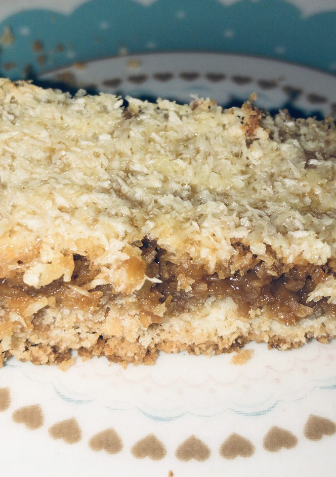 Una foto de Tarta de coco y dulce de leche (adaptable a sin TACC)