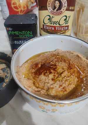 A picture of (חומוס,حُمُّص) Hummus.