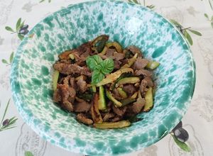 Foto di Straccetti di manzo con bastoncini di zucchine