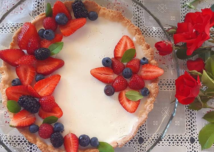 Crostata con panna cotta e frutti di bosco