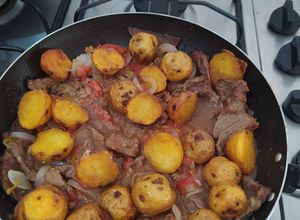 Una foto de Carne 🥩 sofri-sudada (sofritas pero sudada)🤭😁