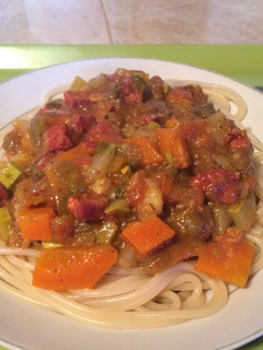 Una foto de Salsa de vegetales y chorizo