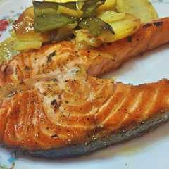 Una foto de Salmón a las finas hierbas