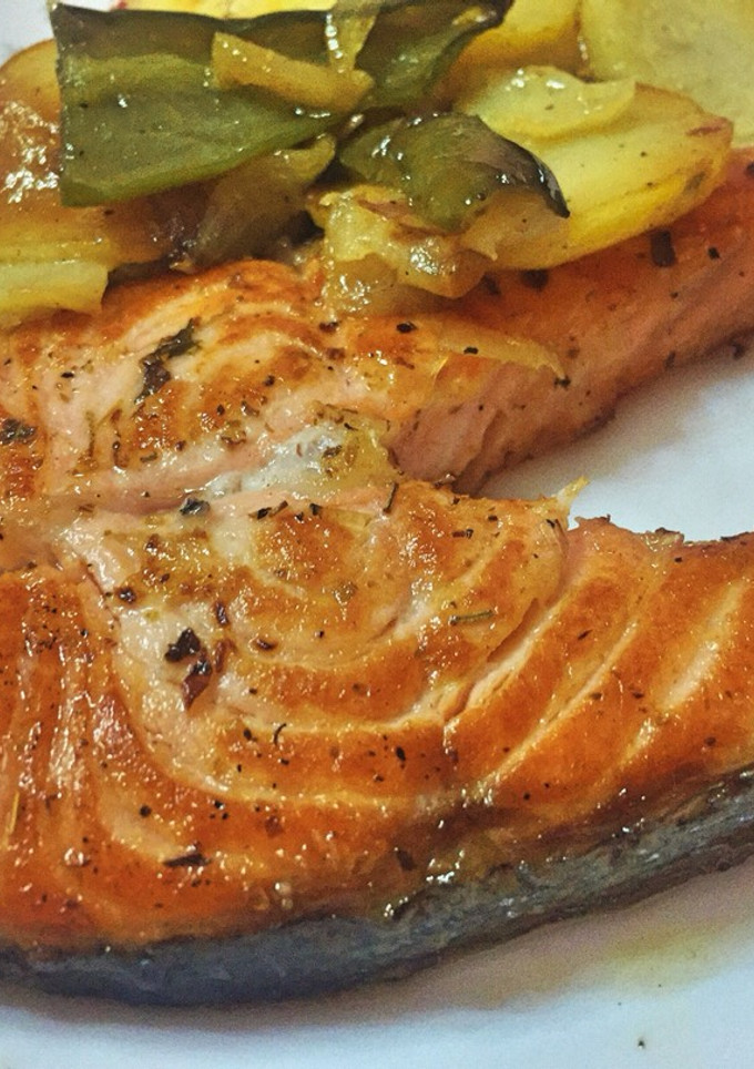 Una foto de Salmón a las finas hierbas