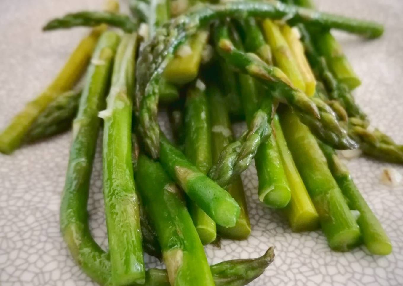 Espárragos al ajillo, guarnición express