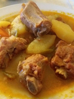 Una foto de Patatas guisadas con costillas adobadas